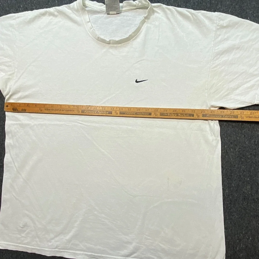 Nike T Shirt XL Mens White Sportswear Embroidered Swoosh Logo‎ Tee